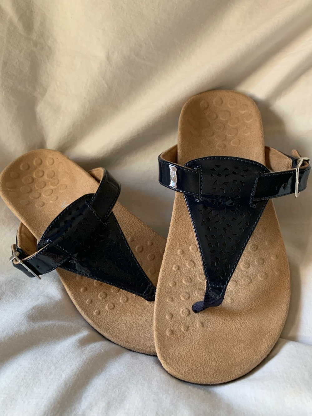 Vionic darkest blue 'Tropez' patent leather toe post sandals